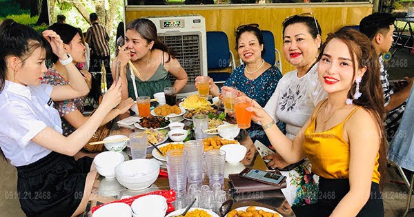Nấu cỗ ở Vườn Nhãn Long Biên cho đoàn làm phim Việt Nam 6 mâm